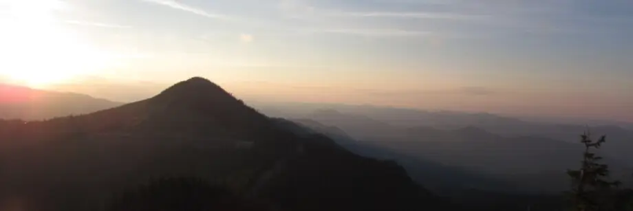 Beruhigende Berglandschaft Stressbewältigung und Krisenintervention im Morgenlicht