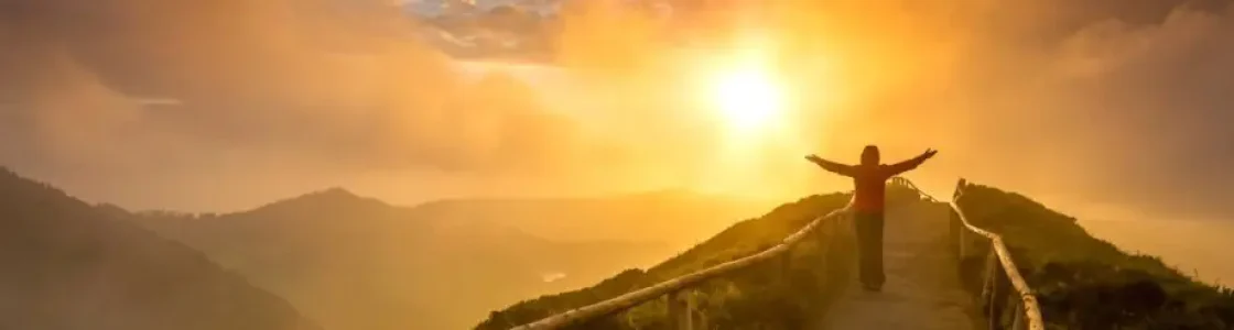 Frau auf dem Berg Panorama Selbstvertrauen