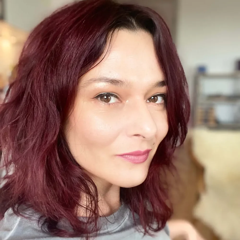 Iuli banu about1 Home